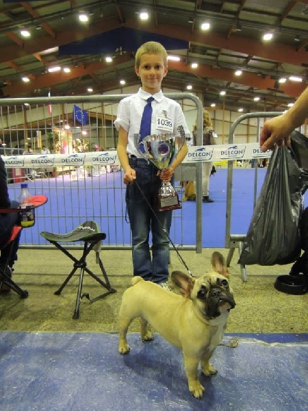 Hawaï Of The Blue Sunshine - PROMETTEUR et Troisième en jeune présentateur