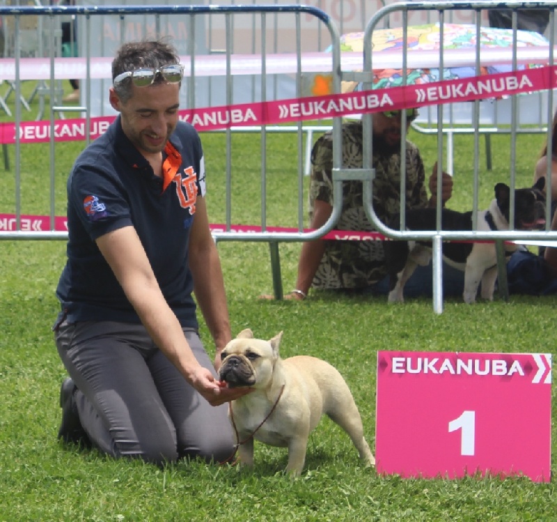 LÉontine duchesse de la Vallée de Takamaka - 1EXC Classe Jeune